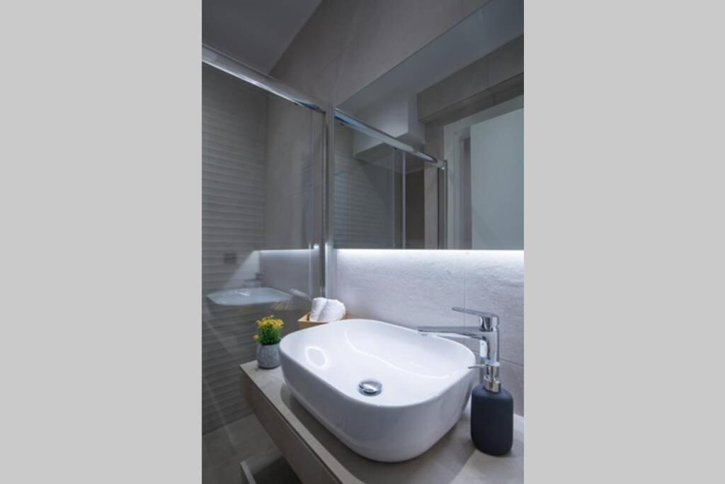 City Center Modern Renovated Apartment เอเธนส์ ภายนอก รูปภาพ